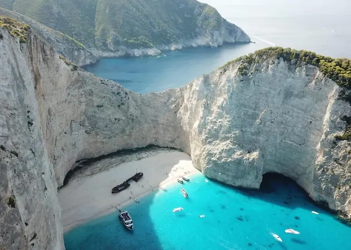 Antonis Deluxe Amoudi